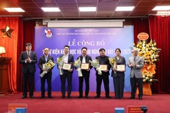 Trao tặng hoa và chứng nhận cho các cá nhân, tập thể được bình chọn sự kiện nổi bật.