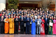 Tổng Bí thư Tô Lâm với đoàn kiều bào tiêu biểu về quê đón Tết cổ truyền và tham dự chương trình “Xuân Quê hương 2025”. (Ảnh: ĐĂNG KHOA)