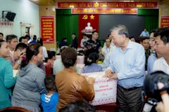 Sáng 2/11/2025, Tổng Bí thư Tô Lâm cùng Đoàn công tác Trung ương thăm và tặng quà cho người dân bị ảnh hưởng do mưa, lũ kéo dài tại thành phố Huế. (Ảnh: Thu Huế)