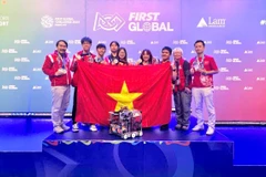 Trương Công Minh Quân (THPT FPT Đà Nẵng - thứ hai từ trái sang) và Nguyễn Trang Bảo Thy (THPT FPT Cần Thơ - thứ ba từ trái sang) cùng đội tuyển thi đấu trực tiếp tại FIRST Global Challenge (Panama) ngày 1/11 vừa qua