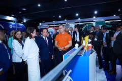 Đại diện FPT giới thiệu với Phó Thủ tướng Chính phủ Bùi Thanh Sơn và Phó Tổng thống Ecuador María José Pinto González Artigas (áo trắng) cùng đoàn đại biểu về Nền tảng giám sát bảo mật thông minh bằng AI.