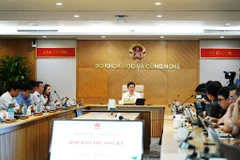 Thứ trưởng Bùi Hoàng Phương trao đổi các nội dung tại cuộc họp báo.