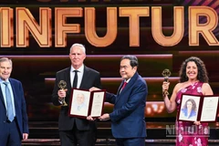 Chủ tịch Quốc hội Trần Thanh Mẫn trao giải thưởng Chính VinFuture 2025 cho các nhà khoa học. Ảnh: THÀNH ĐẠT