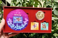 Cận cảnh hộp sản phẩm với sắc đỏ may mắn.