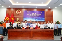 Ông Nguyễn Minh Luân, Ủy viên Ban thường vụ Tỉnh ủy, Phó Chủ tịch UBND tỉnh và ông Nguyễn Văn Khoa, Tổng giám đốc Tập đoàn FPT đại diện ký kết hợp tác toàn diện giai đoạn 2025-2030.