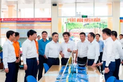 Lãnh đạo tỉnh Quảng Ninh và Tổng Giám đốc FPT khảo sát trong ngày đầu triển khai mô hình chính quyền hai cấp mới.