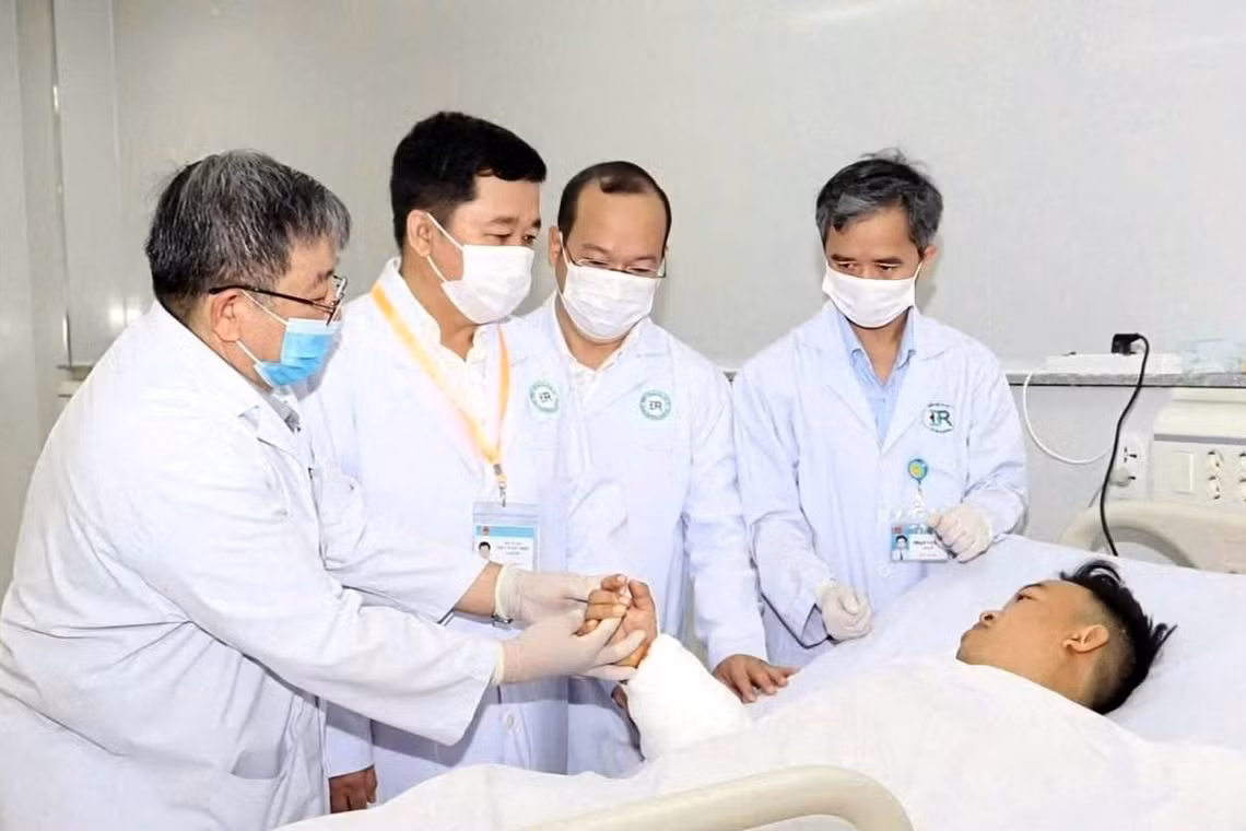 Lãnh đạo và bác sĩ trực tiếp phẫu thuật thăm hỏi bệnh nhân Đ.Q.T. (Ảnh: Bệnh viện Đa khoa Bà Rịa cung cấp)