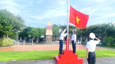 Thượng cờ Tổ quốc ở đảo Trường Sa.