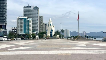 Quảng trường 2/4, phường Nha Trang, là nơi tổ chức chương trình “Cùng Việt Nam tiến bước”.