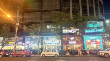 Trung tâm thương mại Panorama số 2 Nguyễn Thị Minh Khai với hàng chục cửa hàng bán hàng "fake" được bày bán công khai. 