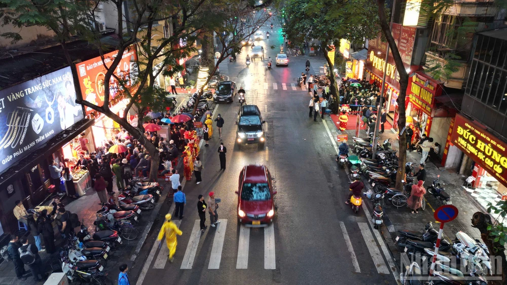 Người dân xếp hàng mua vàng nhân ngày vía Thần Tài. Ảnh: Thùy Linh