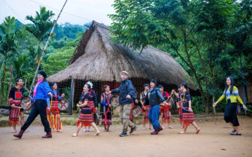 Du khách trải nghiệm du lịch cộng đồng ở làng Cheng Tông, Thôn 1, xã Trà Cang, huyện Nam Trà My.