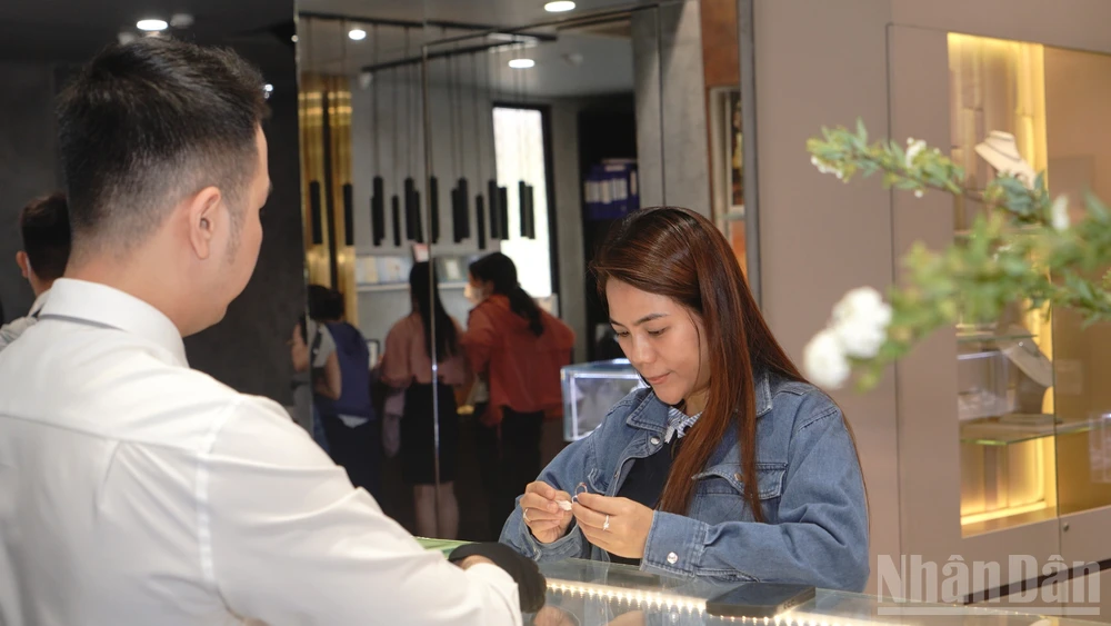 Không khí mua bán vàng tại Thành phố Hồ Chí Minh trở nên nhộn nhịp.