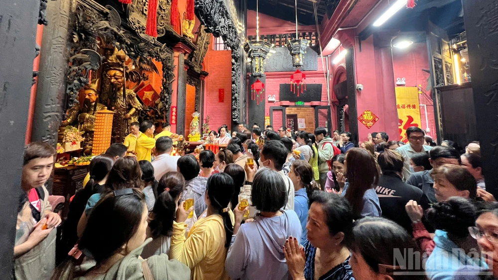 Đông đảo người dân Thành phố Hồ Chí Minh và du khách đã đổ về chùa Phước Hải làm lễ vía Trời, cầu mong một năm mới bình an, làm ăn thuận lợi.