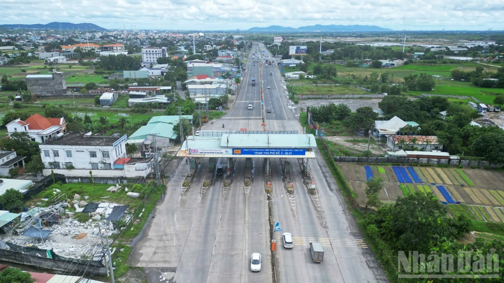 Ba trạm thu phí bỏ hoang ở Thành phố Hồ Chí Minh và Đồng Nai.