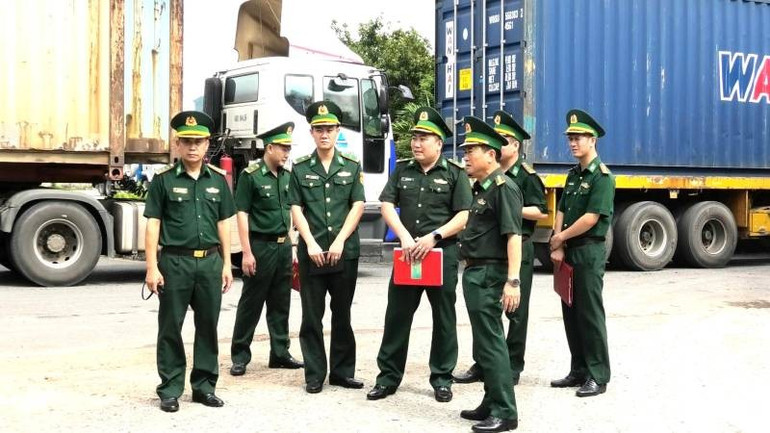 Thủ trưởng Ban Chỉ huy cùng Đoàn công tác kiểm tra thực hiện nhiệm vụ tại Cửa khẩu quốc tế Lao Bảo. z6794226639437-54b4dfc05c9817f07c3d9ee84a32139d.jpg