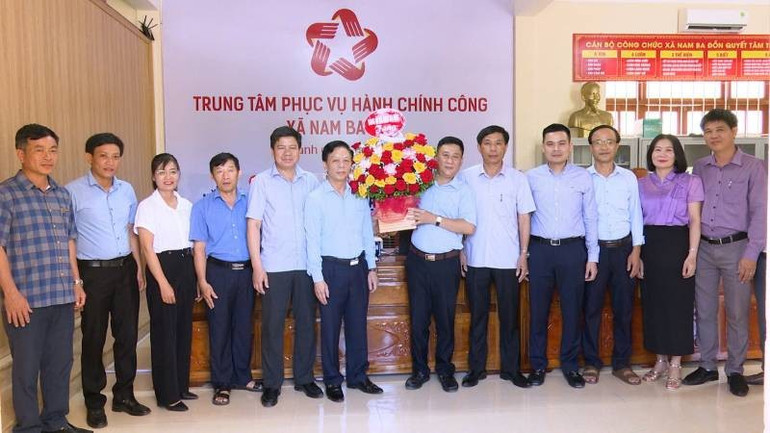 Các đồng chí lãnh đạo chủ chốt của xã Nam Ba Đồn tặng hoa, chúc mừng kết quả bước đầu của Trung tâm phục vụ hành chính công xã. z6816461984002-5f0f025f2bfd6577c4dadee8c3c40c83.jpg