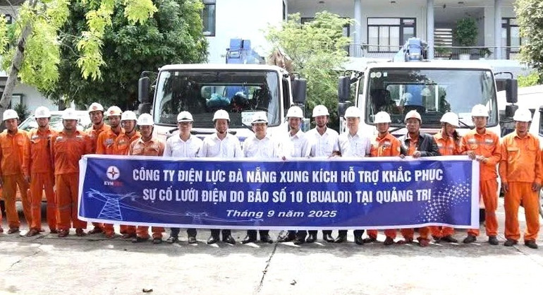 Công nhân Điện lực thành phố Đà Nẵng lên đường đến Quảng Trị để "chia lửa". 1000020352.jpg