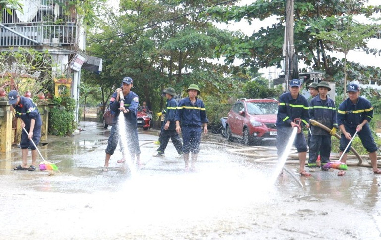 Các chiến sĩ sử dụng xe chuyên dụng để bơm nước xịt rửa làm sạch đường phố sau lũ lụt img-5842-1.jpg