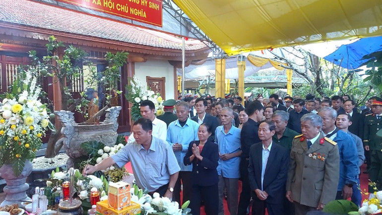 A mártírok családjainak rokonai füstölőt ajánlottak fel a szertartáson. z7201494165357-ad53214f17fe118dc6af8f51d62f0a1f-2279.jpg