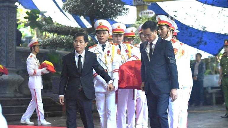 Quang Binh tartomány vezetői és a küldöttek búcsúztatták a mártírok földi maradványait, hogy közös sírba temessék őket a barlang bejáratánál. z7201464554128-1d37d34ade6d22f3579a728c6f4f2c5d.jpg