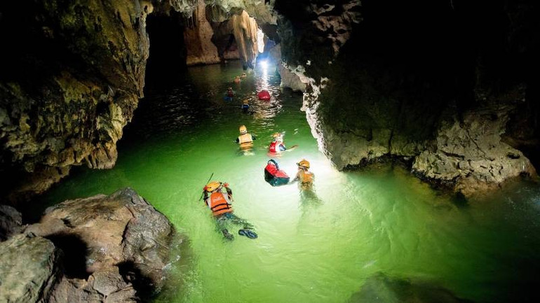 Bơi trong sông ngầm của hang Tú Làn. a21.jpg
