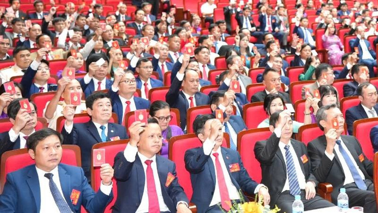 Các đại biểu thông qua nghị quyết đại hội. bieu-quyet.jpg