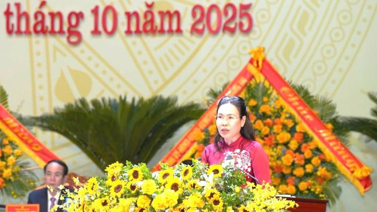 Bí thư Đảng bộ phường Đồng Hới Phạm Thị Hân trình bày tham luận tại đại hội. z7083931689465-c67220d781bcbe0eed6ca54660bb4d75.jpg