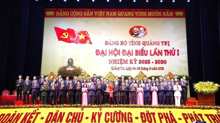 Đồng chí Đỗ Văn Chiến tặng hoa chúc mừng Ban Chấp hành Đảng bộ tỉnh nhiệm kỳ 2025-2030. vvvvvvvvvvvvvvvvaaa.jpg