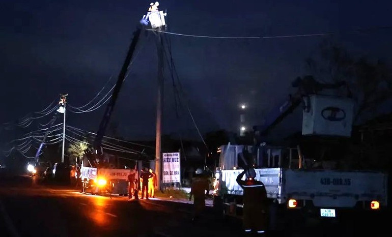 Nhân viên điện lực làm xuyên sang đêm, chỉ nghỉ ngơi khi gần nửa đêm. 1000020404.jpg
