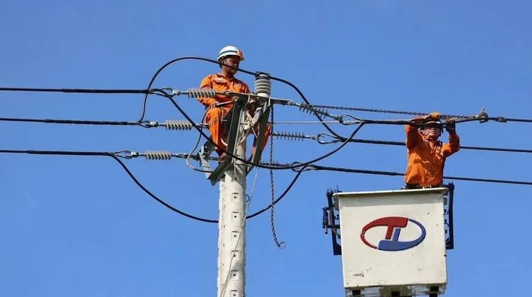 Công nhân khắc phục lưới điện xuyên trưa. 1000020395.jpg