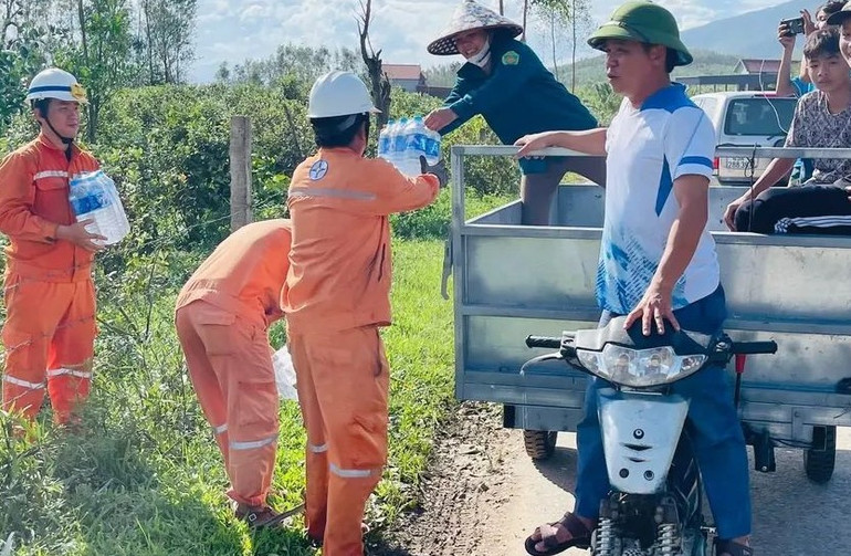 Người dân phía bắc Quảng Trị hỗ trợ nước uống cho công nhân làm việc để sớm có điện lưới trở lại. 1000020396.jpg
