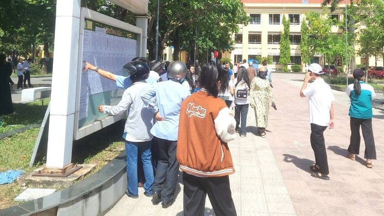 Các bậc phụ huynh "đội nắng" cùng con đến điểm thi để động viên thí sinh 20250603-091737-1.jpg