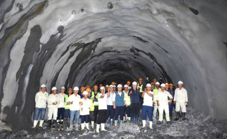 Việc thông hầm số 1 tạo đà đẩy nhanh tiến độ và hoàn thành toàn bộ dự án cải tạo đường sắt đoạn qua Khe Nét. z6684913107022-0cd174c5c6fcced70d286162082fc497-8860.jpg