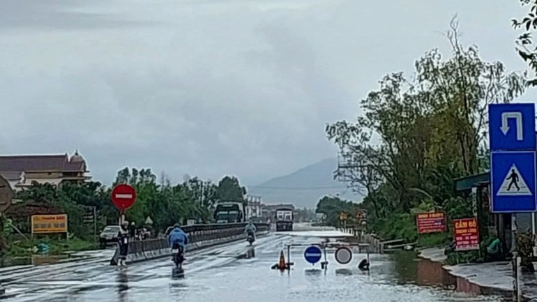 Quốc lộ đoạn qua bắc Quảng Trị bắt đầu bị ngập nước. fb-img-1761877623675-2512.jpg