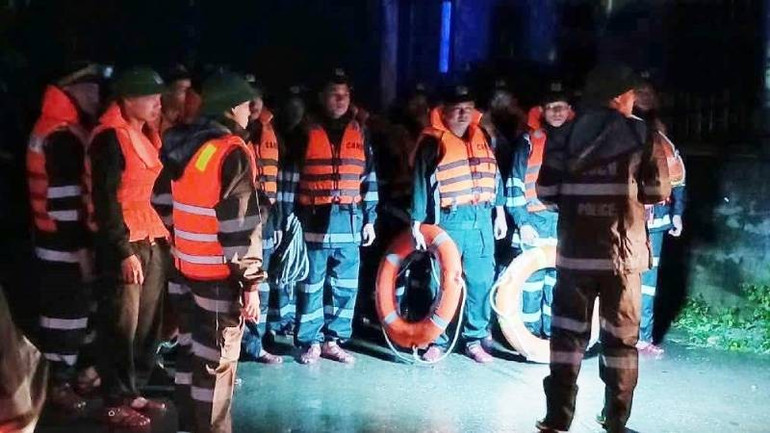 Công an Quảng Trị tăng cường thêm lực lượng để tìm kiếm nạn nhân trong đêm. 1000020935-1.jpg