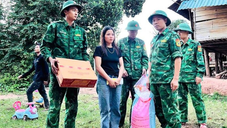 Đồn Biên phòng Ba Tầng hỗ trợ vật chất, động viên gia đình vượt qua khó khăn. z6832076065965-aae322faae3c34bd2bf613480f65ac99.jpg