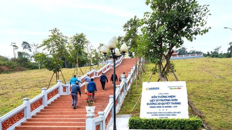 Đền tưởng niệm liệt sĩ nằm bên cột mốc quốc giới này đang là điểm đến của nhiều du khách và thân nhân các liệt sĩ và nhân dân địa phương. den-tuong-niem-liet-si-truong-son-trong-diem-ca-roong-atp-duong-20-quyet-thang-1-1.jpg