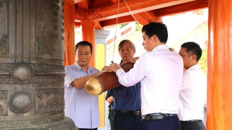 Các đại biểu thực hiện nghi thức thỉnh chuông tại Đền tưởng niệm liệt sĩ Trường Sơn trọng điểm Cà Roòng-ATP đường 20 Quyết thắng. cac-dai-bieu-thuc-hien-nghi-thuc-thinh-chuong-tai-den-tuong-niem-liet-si-truong-son-trong-diem-ca-roong-atp-duong-20-quyet-thang.jpg