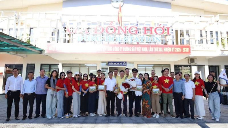 Đại diện Sở Văn hóa, Thể thao và Du lịch Quảng Trị tặng hoa, chụp ảnh lưu niệm với nhân viên đoàn tàu và khách du lịch. z6894527221136-0e7bf699da8e15bbe8ceb716c7c95511.jpg