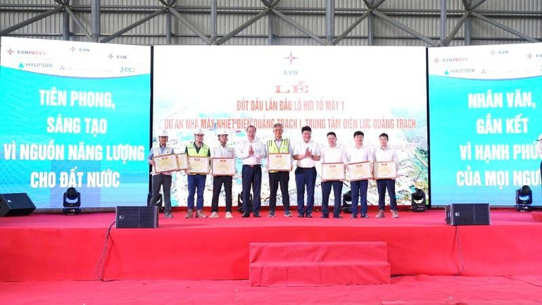 Đại diện lãnh đạo EVN khen thưởng các đơn vị, nhà thầu có thành tích cao trong thực hiện dự án. z6918076312531-9baf9e45d1e5a3a50c1bee71a43c97e4.jpg