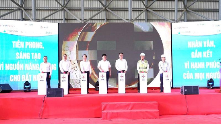 Các đại biểu thực hiện nghi thức đốt dầu lần đầu lò hơi Tổ máy 1 dự án nhiệt điện Quảng Trạch I. z6918076312523-a90ab264ff0dd8db881cfda3bcc8524d.jpg
