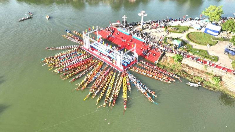 Đua thuyền trên sông Kiến Giang mừng Tết Độc lập, lễ hội lớn hằng năm của huyện Lệ Thủy trước đây, nay là xã Lệ Thủy. dua-thuyen-kien-giang.jpg