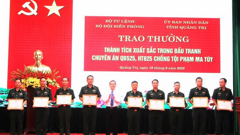 Phó Chủ tịch Ủy ban nhân dân tỉnh Quảng Trị Phan Phong Phú trao bằng khen cho các cá nhân có thành tích xuất sắc trong thực hiện Chuyên án QB525 sssds.jpg