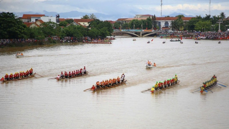 The women's racing boat starts off. 9cce0ca3-6361.jpg