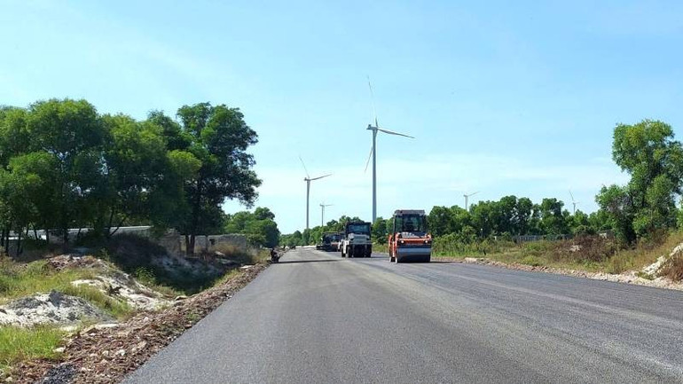 Tuyến đường ven biển tỉnh Quảng Trị, đoạn phía bắc tỉnh được thi công nước rút để tăng tính kết nối cho khu vực, phát huy tiềm năng vùng cát ven biển. (Ảnh: HG) a2.jpg