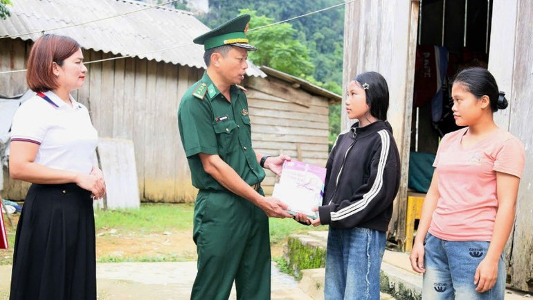 Thượng tá Dương Đình Hoàn, Chính trị viên Đồn Biên phòng Cà Xèng thăm tặng quà cho học sinh trong Chương trình “Nâng bước em đến trường” ở xã Kim Phú, tỉnh Quảng Trị z6978661850202-8fbe07817fbbf95737cf33ad30b634bd-4242.jpg