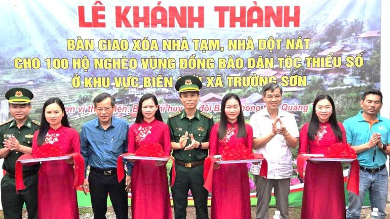 Tỉnh Quảng Trị tổ chức khánh thành và bàn giao 100 ngôi nhà mới cho đồng bào dân tộc thiểu số ở xã biên giới Trường Sơn trong dịp Quốc khánh 2/9. (Ảnh: HG) a3.jpg