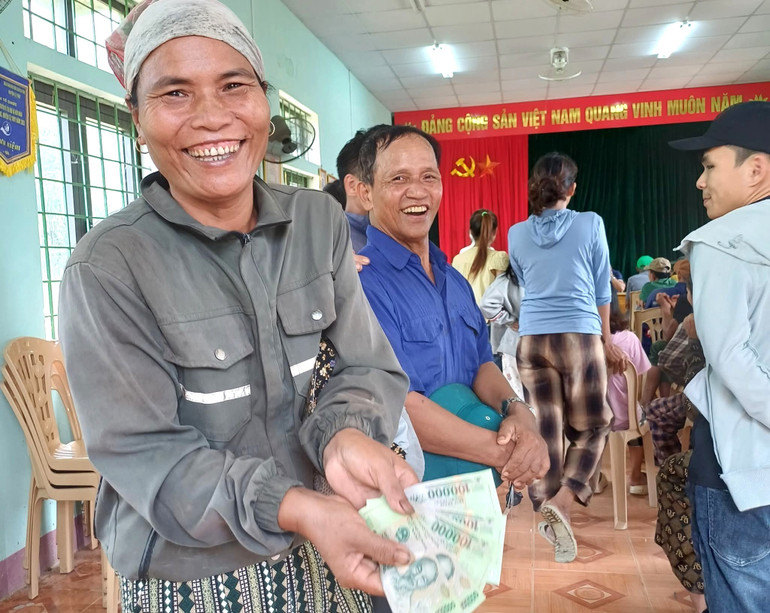 Niềm vui của bà con khi được nhận quà của Đảng và Nhà nước. 1000019706.jpg