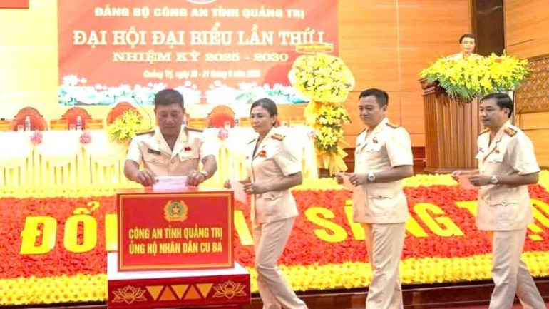Trong khuôn khổ đại hội, các Đảng bộ đều tổ chức quyên góp, ủng hộ nhân dân Cuba vượt qua khó khăn. Trong ảnh là các đại biểu dự đại hội Đảng bộ Công an tỉnh Quảng Trị thực hiện quyên góp, ủng hộ. z6956005165513-26d10bb153413944f58d6c925135f35d.jpg
